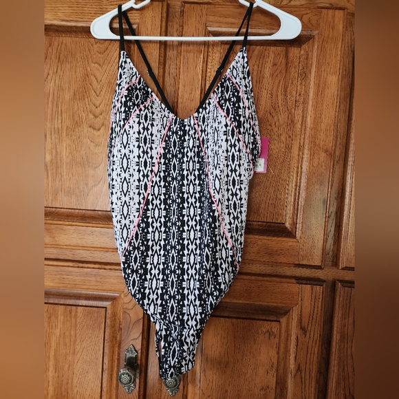 NEW SO (Kohl's) 1 piece Tribal Swimsuit  Size XL Black and White NWT - Picture 2 of 5